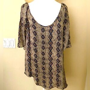 PARKER Flowy cold shoulder top that is shorter on one side. Look great on!!